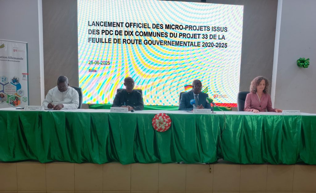 photo des officiels au lancement des micro-projets issus des PDC